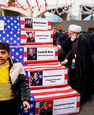 روحانی انقلابی در حال تماشای تابوت فرماندهان آمریکایی + تصویر