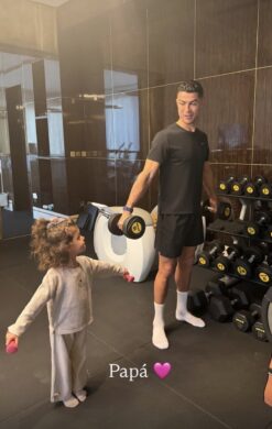 عکس | بدنسازی بامزه کریستیانو رونالدو و دخترش