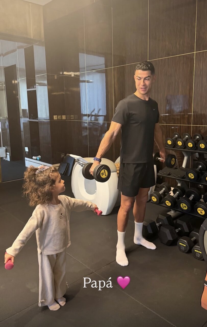 عکس | بدنسازی بامزه کریستیانو رونالدو و دخترش