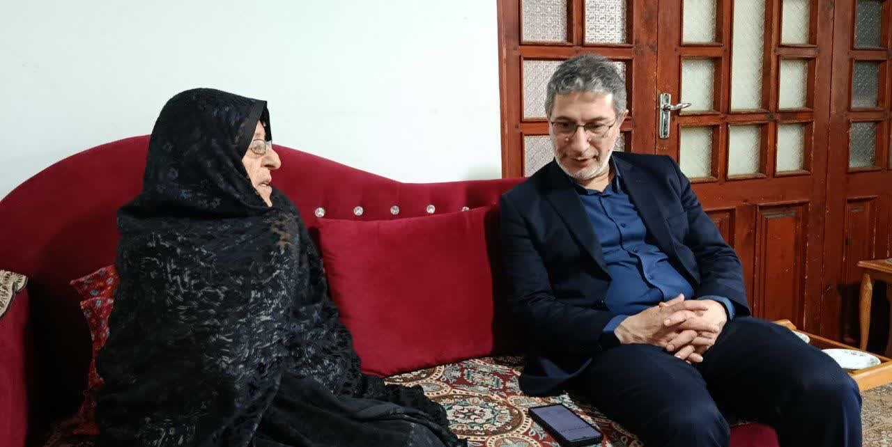 دیدار فرماندار صومعه‌سرا با مادر شهید والامقام بیژن حقیری و تجلیل از صبر و استقامت ایشان