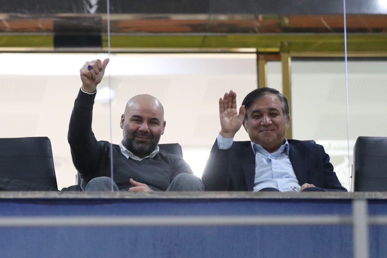 عکس | سرمربی جدید استقلال تماشاگر بازی با مس