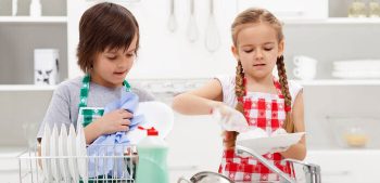 چطور در شرایط اقتصادی امروز، کودک شاد، خلاق و مسئول تربیت کنیم؟/ راهکارهای کم‌هزینه برای والدین