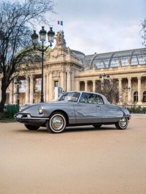 خودروی کوپه لوکس سیتروئن گرند-پاله با بدنه کلاسیک و طراحی ژرار گودفروی در حال حرکت در جاده.