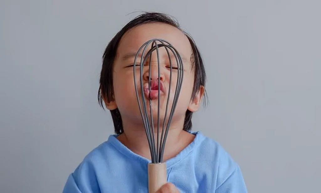 بازی کودکان با وسایل آشپزخانه